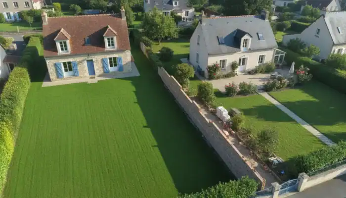 Empiètement sur terrain voisin : mur mitoyen et limites de propriété contestées en France.